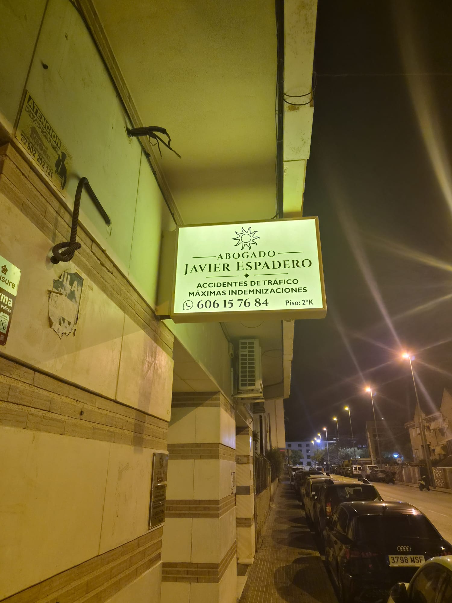 Banderola luminosa de Javier Espadero instalada y encendida de noche